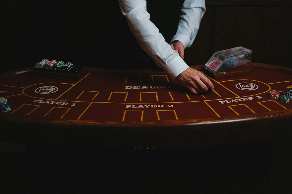Người chơi blackjack đang so sánh điểm bài với lá ngửa của nhà cái