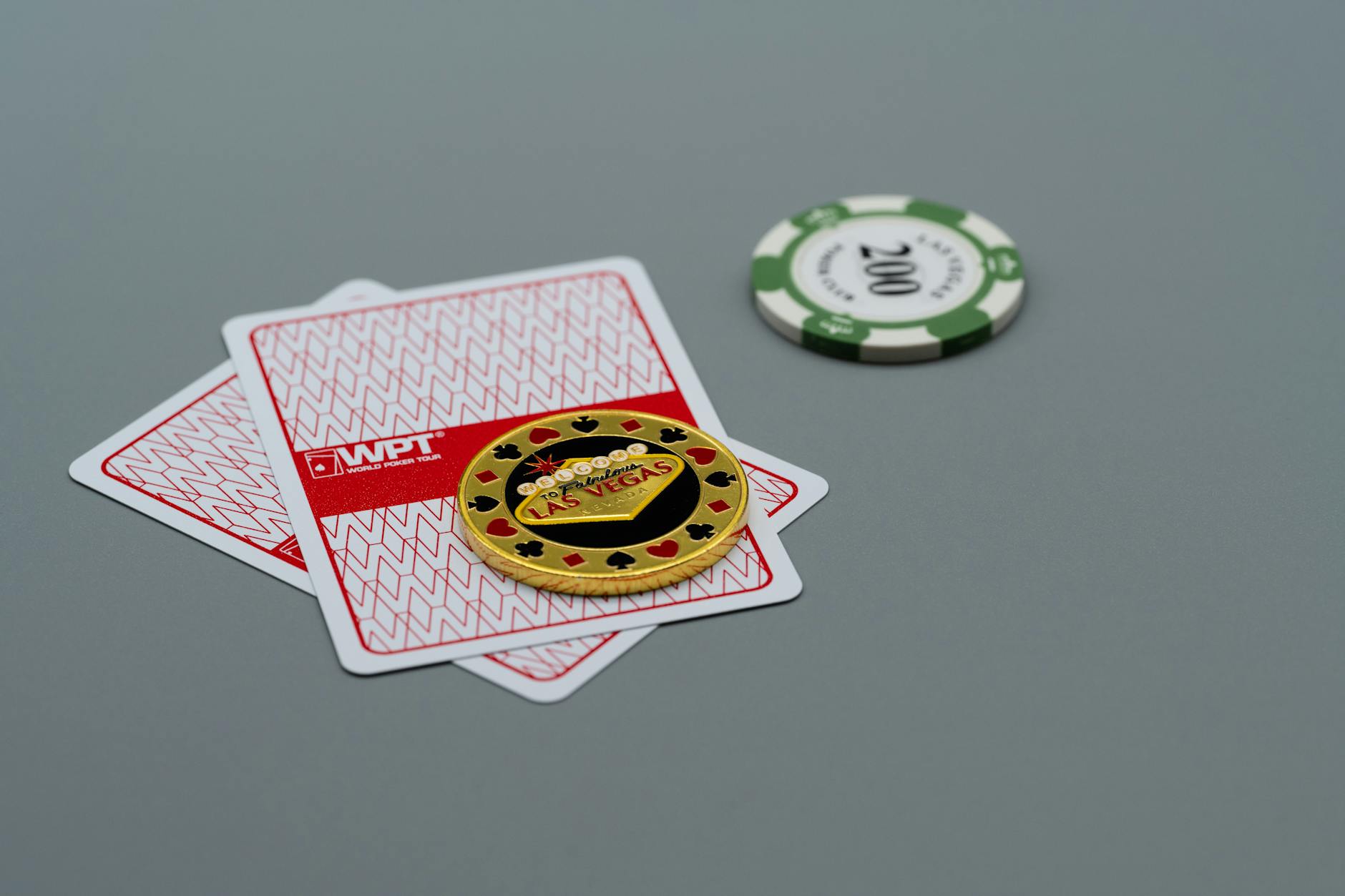Lá bài và chip đặt trên nền tối minh họa cho quản lý vốn khi chơi