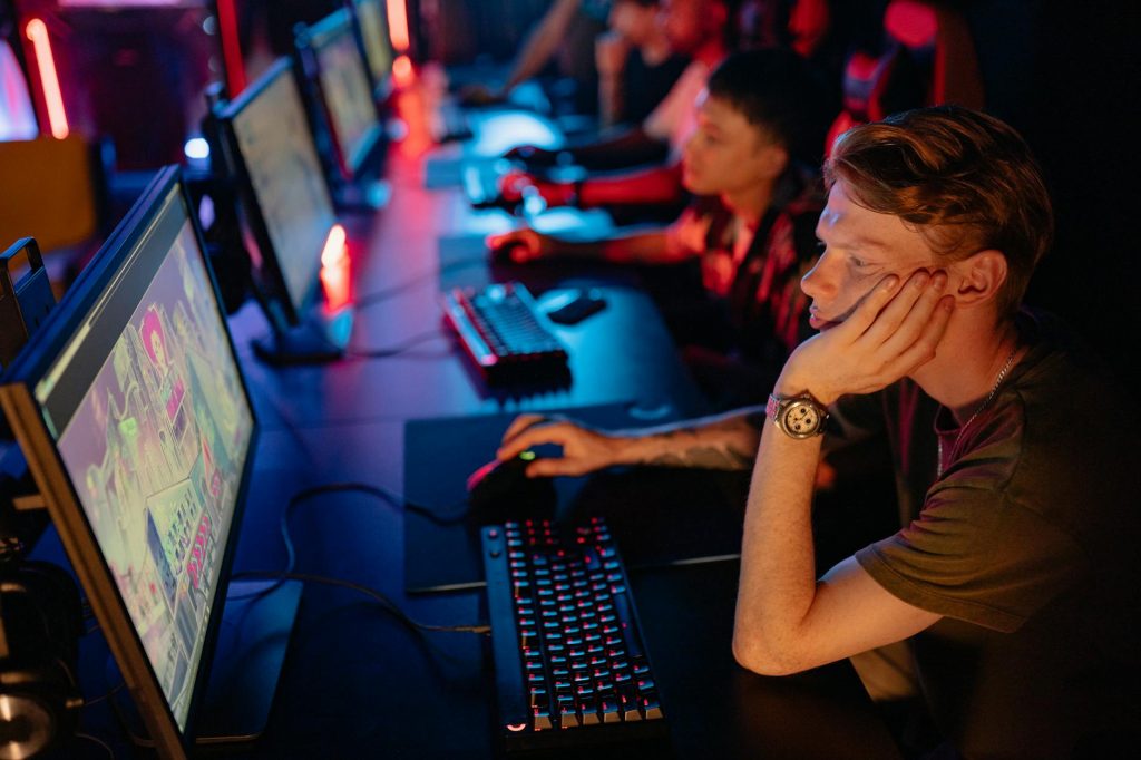 Người chơi đang phân tích số liệu trận e-sport trước khi vào kèo