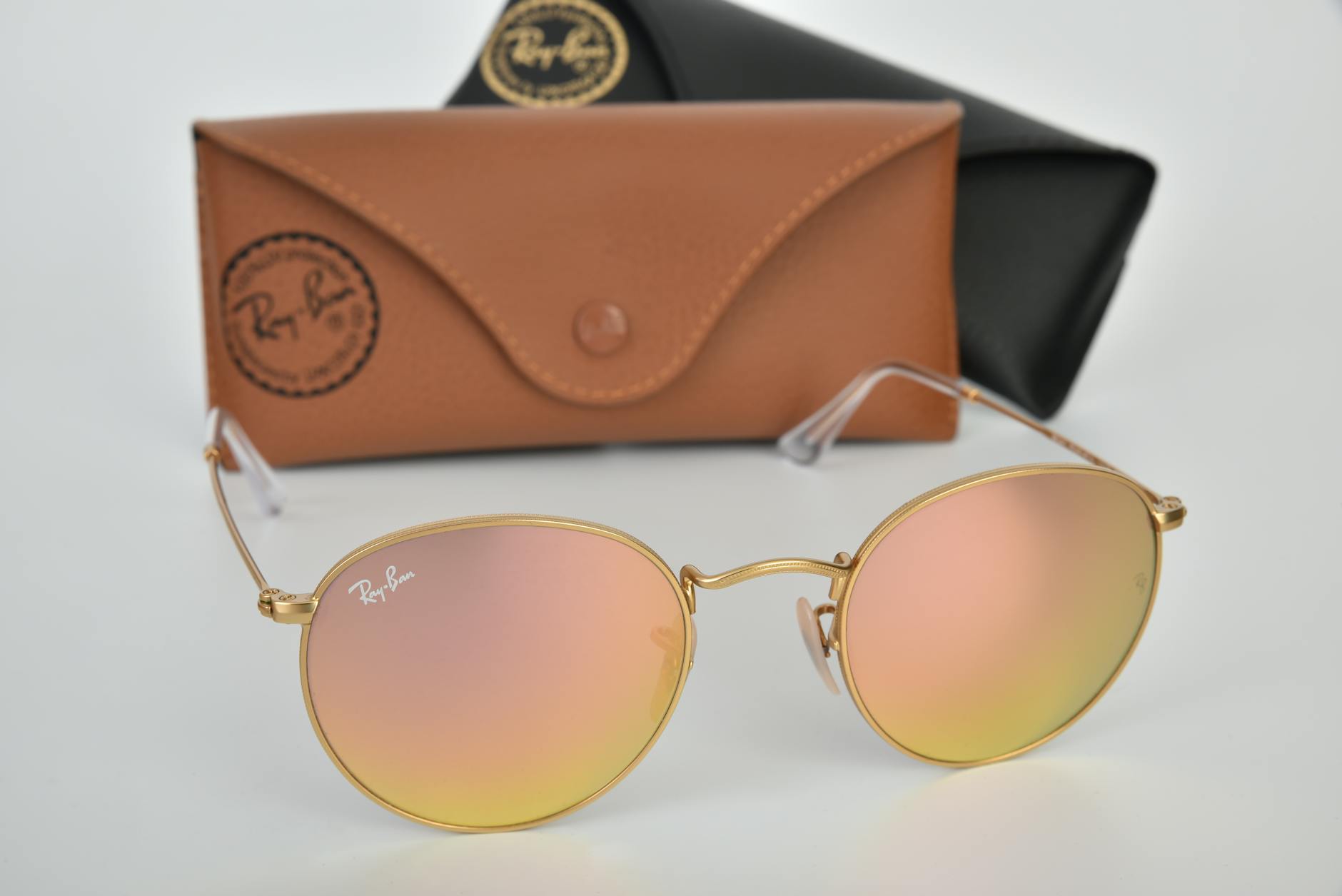 Cầu thủ đội chủ nhà ăn mừng bàn thắng trên sân nhà