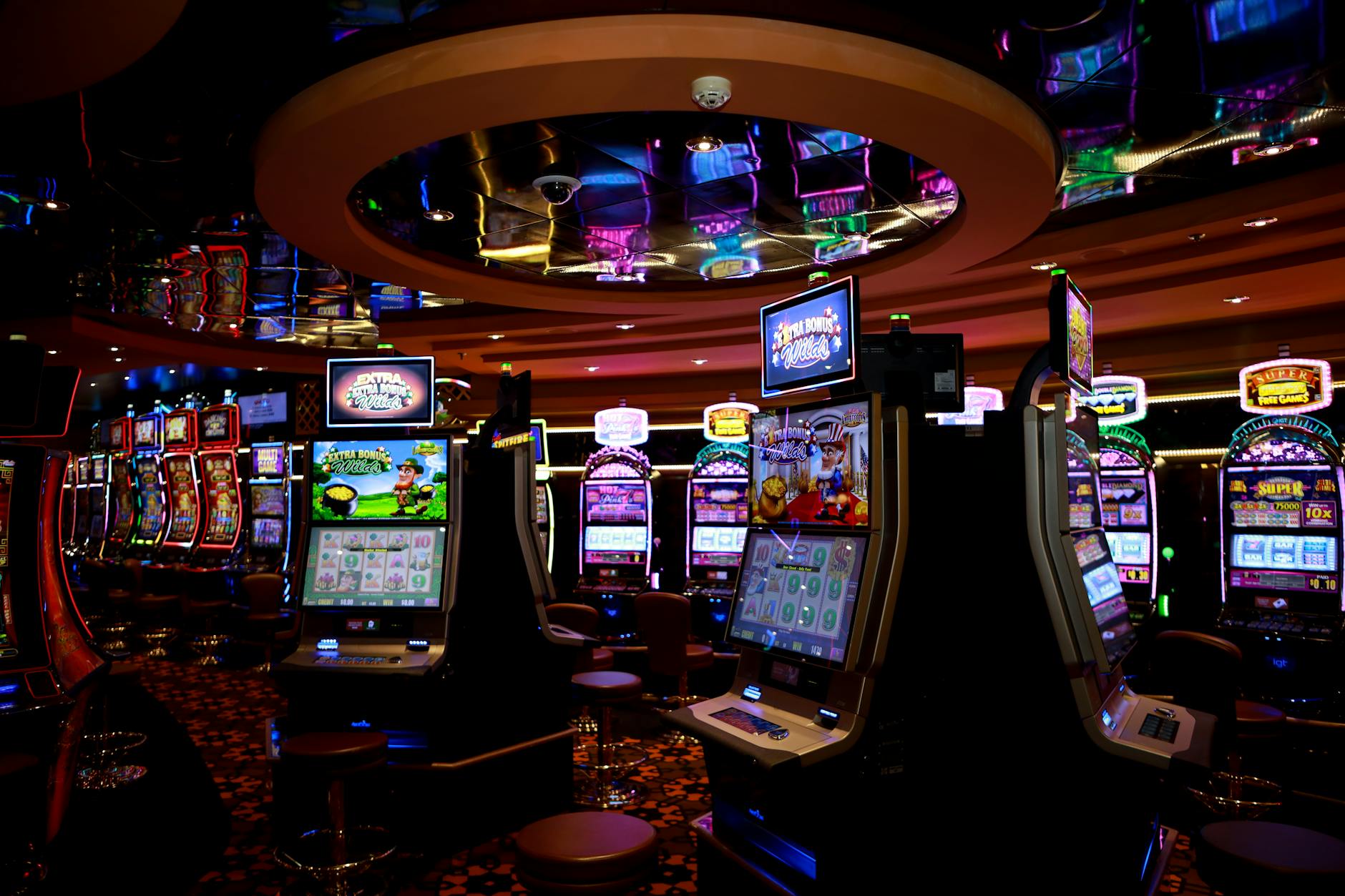 Người chơi xem giao diện nổ hũ trên điện thoại và kiểm tra mức cược trước khi chơi