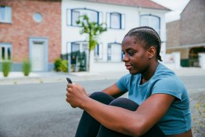 Người dùng kiểm tra tốc độ mạng trên điện thoại để xử lý tình trạng truy cập chậm